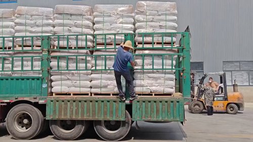 广西陶瓷级氢氧化铝厂区装车作业，货车装满了氢氧化铝产品准备发货