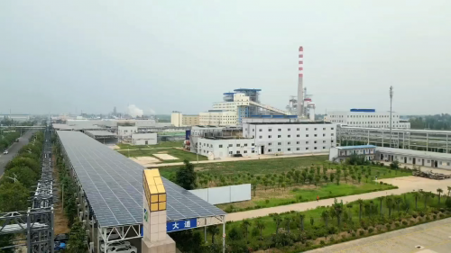 工厂厂区全景，展示氢氧化铝生产线及先进的生产设备。