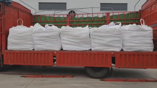 四川氢氧化铝生产企业产品装车现场，展示改性级氢氧化铝出货过程