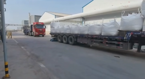 工厂厂区产品装车，展示氢氧化铝在胶水应用中的生产过程