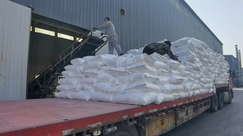 叉车正在装载氢氧化铝降粘粉体产品，厂区运输效率高，保障大批量订单及时发货
