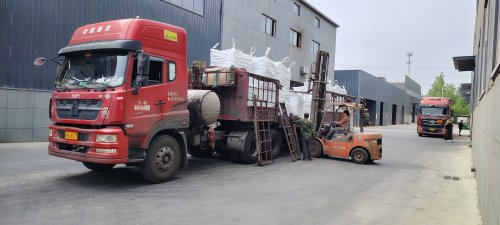 满载氢氧化铝降粘材料的货车即将出发，展现产品市场需求旺盛及稳定的出货能力