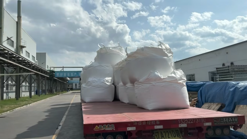 工厂厂区氢氧化铝粉批量装车准备中