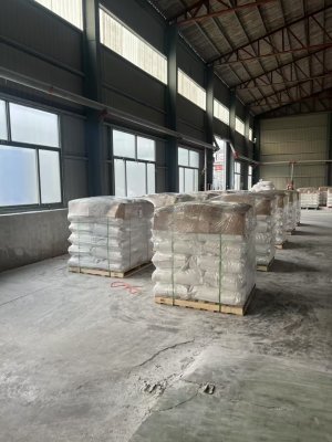 工厂厂区铝板墙面产品整齐装车，展示氢氧化铝膜保护效果
