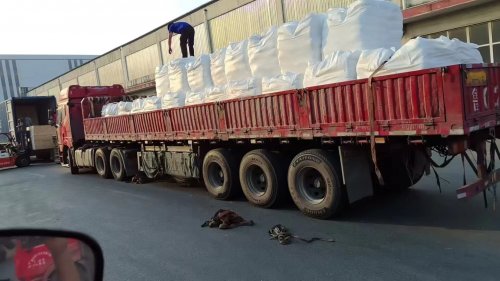 氢氧化铝装载入货车，助力塑料制品阻燃性能提升