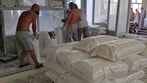 工厂装车作业，氢氧化铝产品批量发货中