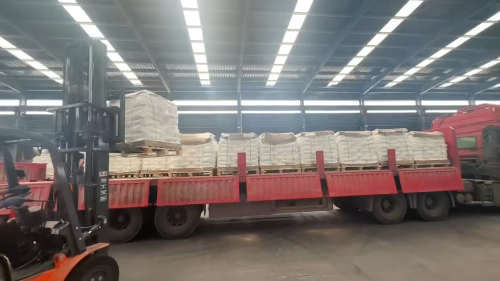 工人在吉林氢氧化铝直销厂家装车氢氧化铝产品