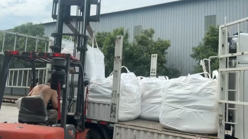 工业级氢氧化铝粉装车出库，满足客户多样化需求