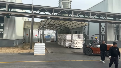 橡胶级氢氧化铝产品装车准备过程展示