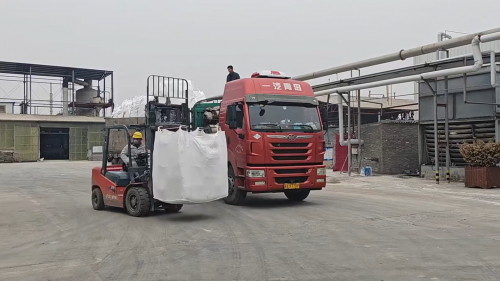 橡胶级氢氧化铝批量装车运输现场照片