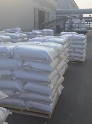 叉车将高纯度氢氧化铝产品搬运至货车，用于涂料颜料行业