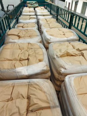 叉车正在厂区装载氢氧化铝陶瓷产品