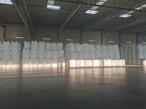 氢氧化铝粉体产品整齐堆放等待运输