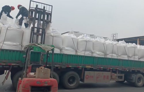 工厂厂区氢氧化铝装车操作