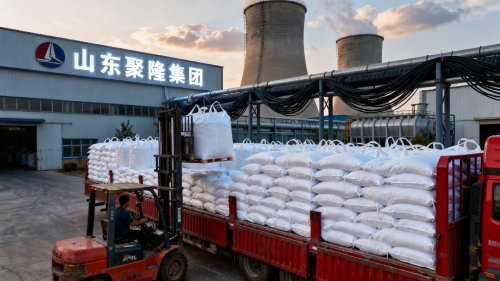 枣庄化工厂区高品质氢氧化铝出货现场