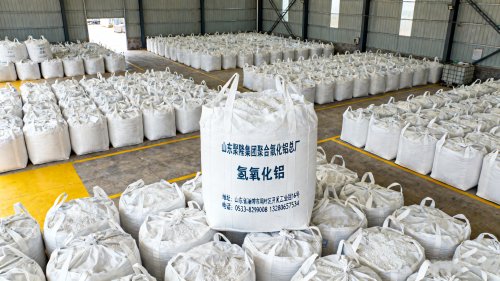 仓库内堆放的氢氧化铝成品