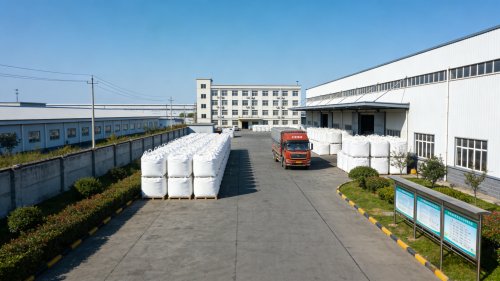 山东聚隆集团聚合氯化铝总厂超细氢氧化铝产品装车现场