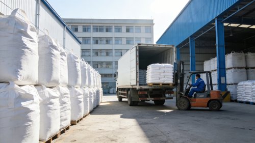 工厂厂区超细氢氧化铝包装产品装车运输准备