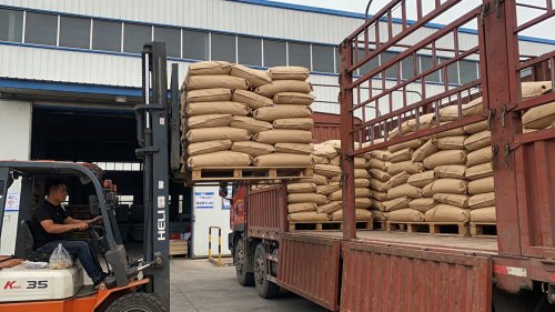 工厂厂区大型氢氧化铝出货现场