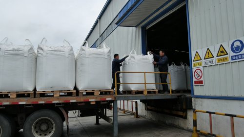 国标阻燃剂用氢氧化铝产品在工厂厂区装车发货现场