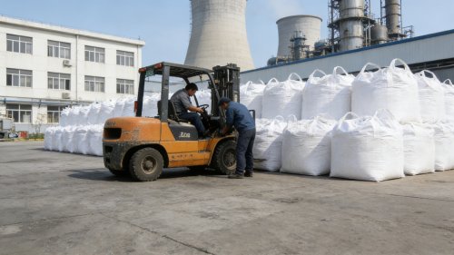 工业级氢氧化铝产品在山东聚隆集团聚合氯化铝总厂厂区装车现场