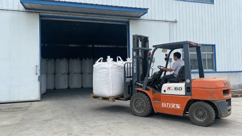 氢氧化铝产品装车物流运输现场