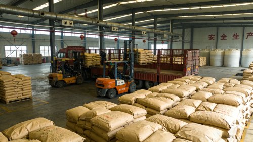 工业级氢氧化铝厂区产品装车现场