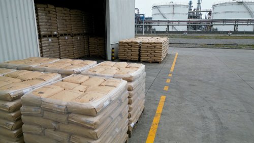 工厂厂区氢氧化铝产品装车现场