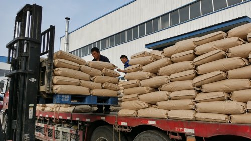 工厂厂区氢氧化铝产品装车现场