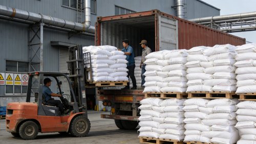 氢氧化铝橡胶填料袋装产品正在工厂装车运输