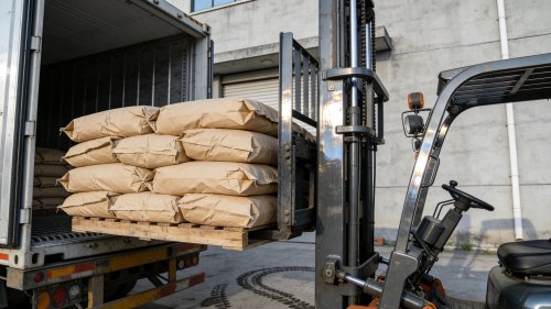 电线电缆专用氢氧化铝微粉工厂仓库成品整齐堆放装车发货现场