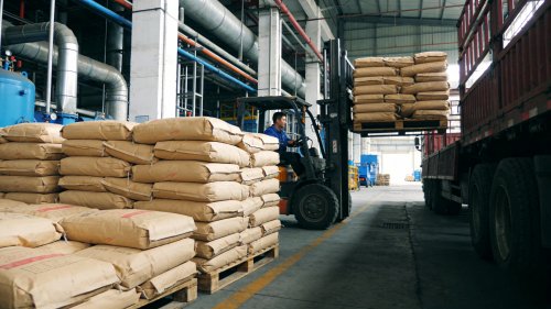工厂厂区氢氧化铝阻燃材料装车现场正在进行发货作业