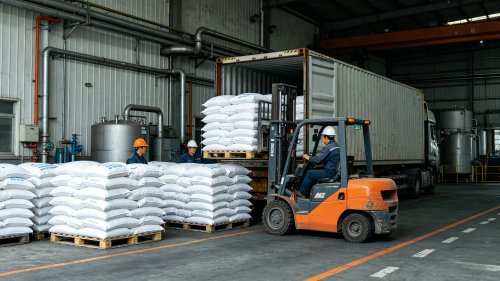氢氧化铝阻燃剂吨袋装车高填充低烟无卤电缆护套料与氢氧化镁硼酸锌复配厂区实拍